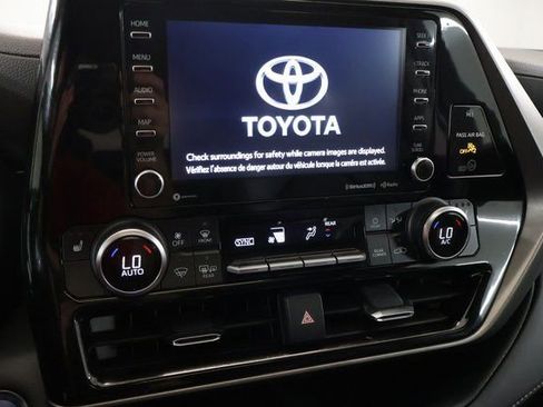 Used 2022 Toyota Highlander XLE AWD/4WD image 21