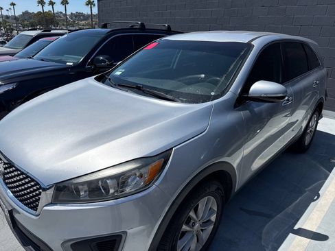 Used 2018 Kia Sorento L FWD image 2