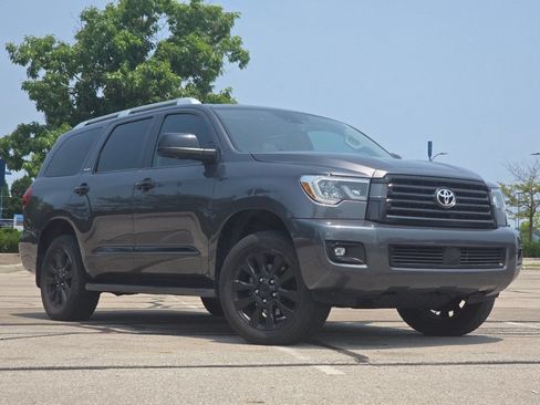 Used 2018 Toyota Sequoia Platinum AWD/4WD image 2
