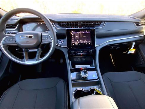 New 2025 Jeep Grand Cherokee L Laredo image 5