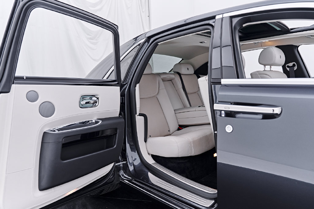 Used 2016 Rolls-Royce Ghost RWD image 32