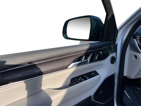 Used 2024 Jeep Wagoneer Base image 11