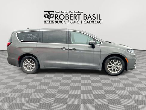Used 2023 Chrysler Pacifica Touring-L FWD image 9