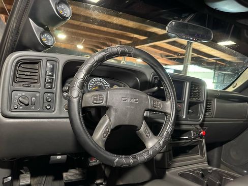 Used 2005 GMC Sierra 2500 SLT w/ Heavy-Duty Power Package AWD/4WD image 10
