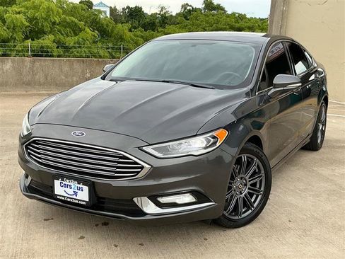 Used 2017 Ford Fusion SE w/ Fusion SE Technology Package FWD image 2
