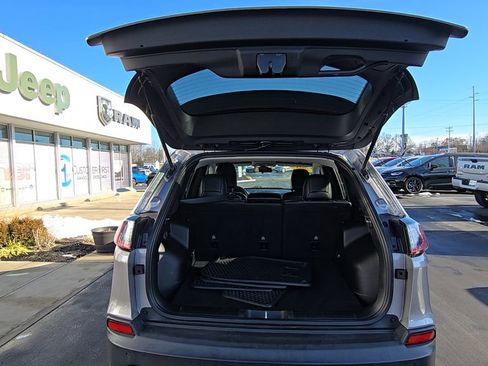 Certified 2019 Jeep Cherokee Latitude Plus w/ Cold Weather Group image 17