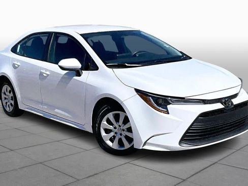 Used 2025 Toyota Corolla LE image 3