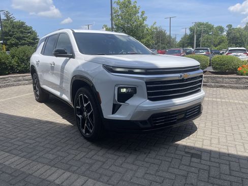 Used 2024 Chevrolet Traverse RS image 7