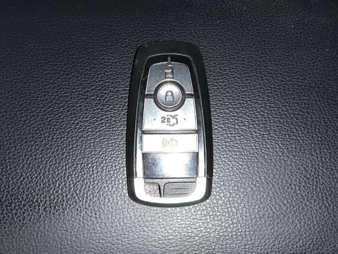 Used 2020 Ford Fusion SE image 32