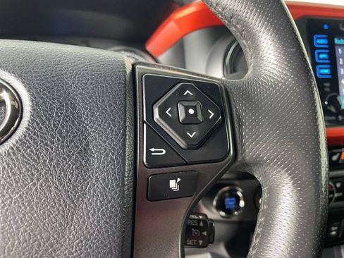 Used 2017 Toyota Tacoma TRD Off-Road AWD/4WD image 10