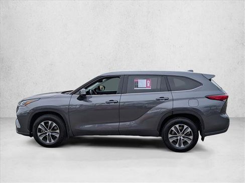 Certified 2021 Toyota Highlander XLE image 8