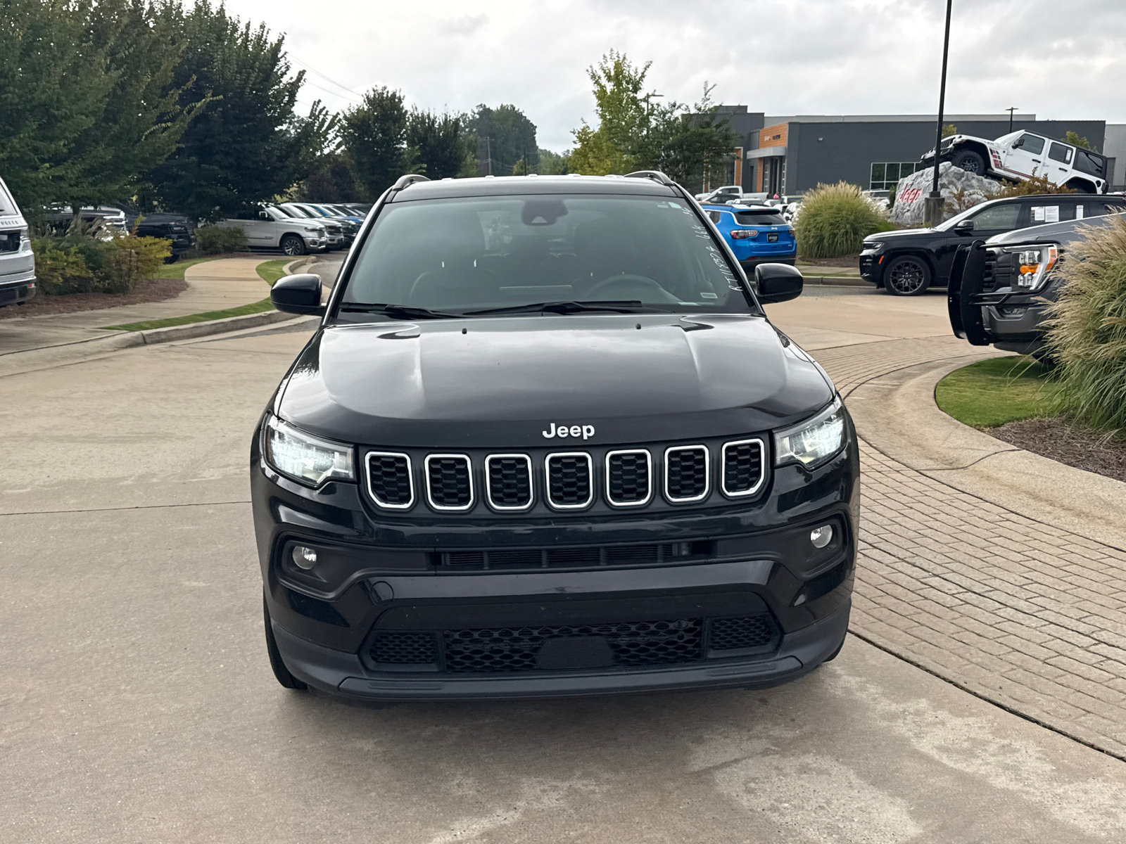 Used 2024 Jeep Compass Latitude AWD/4WD image 3