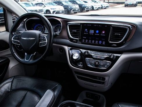 Used 2017 Chrysler Pacifica Touring-L Plus image 28