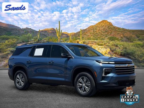 Used 2025 Chevrolet Traverse LT FWD image 1