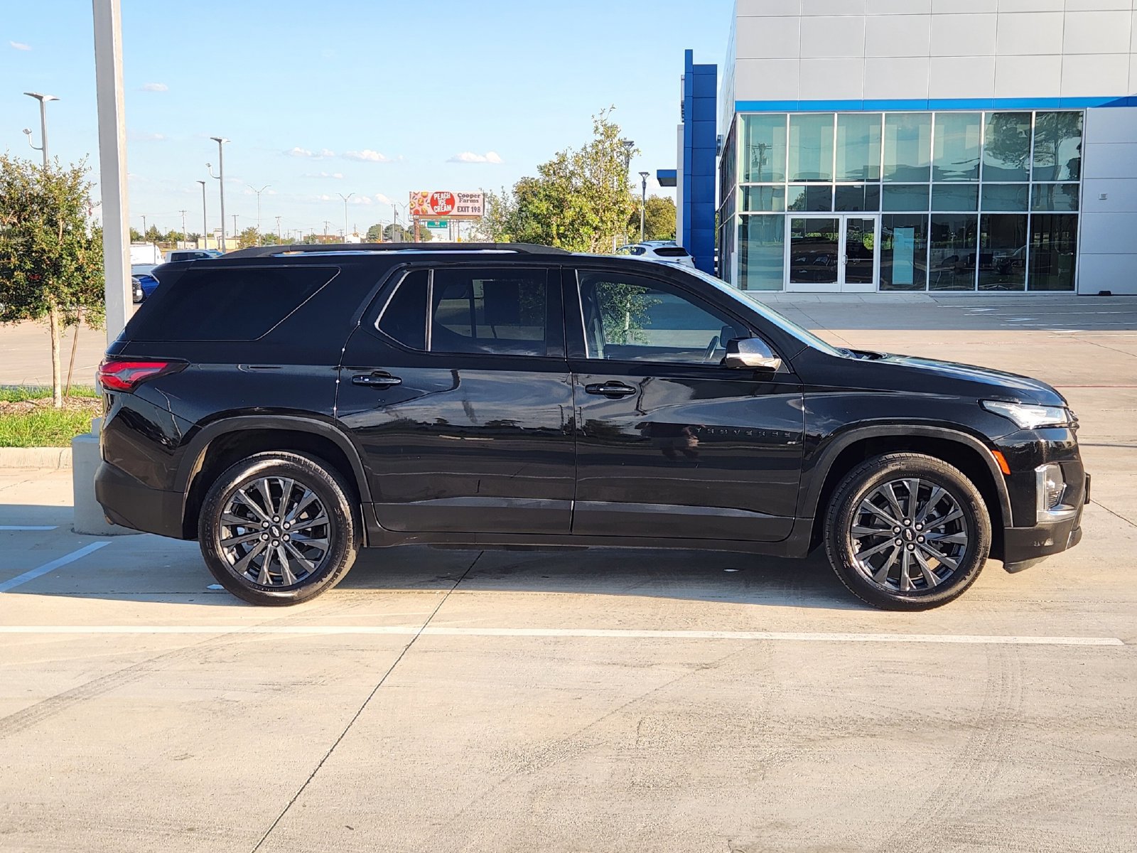 Used 2023 Chevrolet Traverse RS FWD image 7
