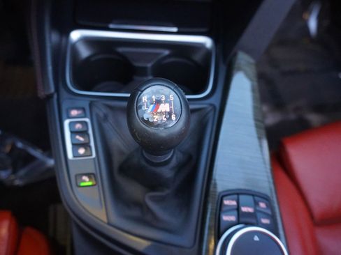 Used 2015 BMW M4 Convertible image 21