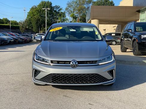 Used 2025 Volkswagen Jetta SE FWD image 2