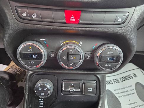 Used 2016 Jeep Renegade Trailhawk w/ Premium Trailhawk Package AWD/4WD image 7