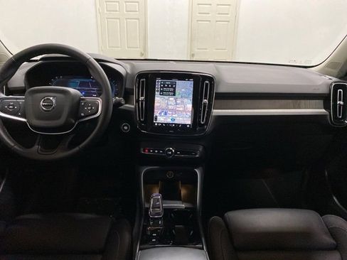 Used 2025 Volvo XC40 B5 Plus image 11