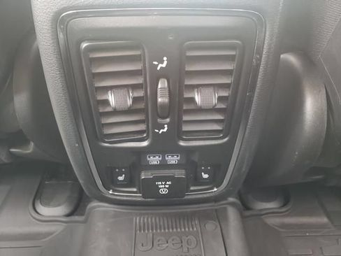 Used 2018 Jeep Grand Cherokee Overland AWD/4WD image 13