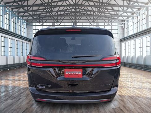 Used 2025 Chrysler Pacifica Limited FWD image 4