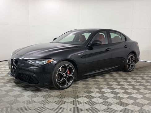 Used 2024 Alfa Romeo Giulia Veloce AWD/4WD image 3