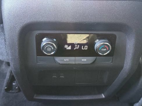 Used 2025 Chevrolet Traverse LT FWD image 14