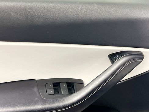 Used 2022 Tesla Model Y Long Range image 16