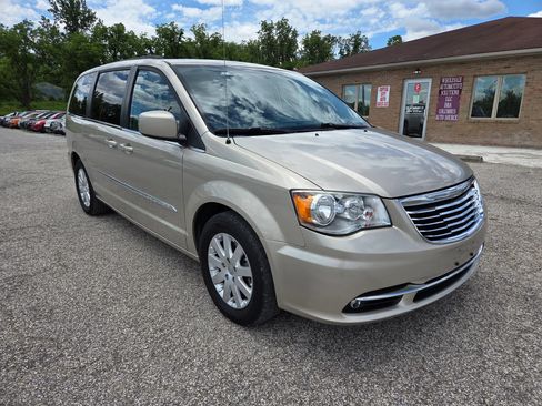 Used 2016 Chrysler Town & Country Touring FWD image 3