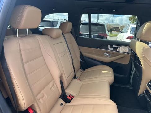 Used 2024 Mercedes-Benz GLS 580 4MATIC image 32
