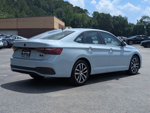 Used 2025 Volkswagen Jetta SE w/ Sunroof Package FWD image 9