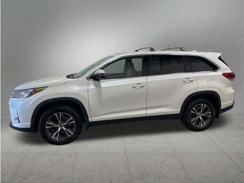 Used 2019 Toyota Highlander Plus AWD/4WD image 2
