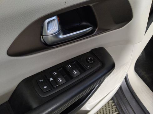 Used 2021 Chrysler Voyager Lxi FWD image 27