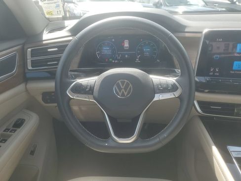 Used 2024 Volkswagen Atlas SE w/ Panoramic Sunroof Package FWD image 11