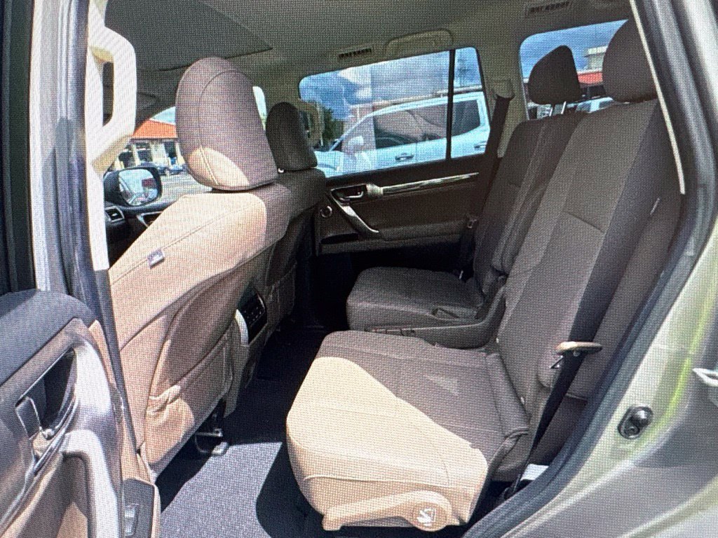 Used 2023 Lexus GX 460 Premium w/ Accessory Package AWD/4WD image 4