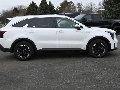 Used 2024 Kia Sorento S image 4