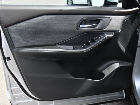 Used 2022 Nissan Rogue SV AWD/4WD image 14