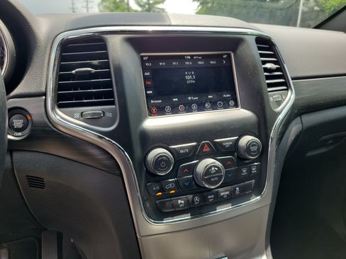Used 2021 Jeep Grand Cherokee Laredo AWD/4WD image 28