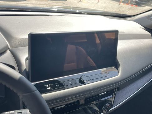 Used 2025 Nissan Rogue Platinum image 9