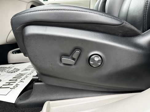 Used 2024 Chrysler Pacifica Touring-L FWD image 8