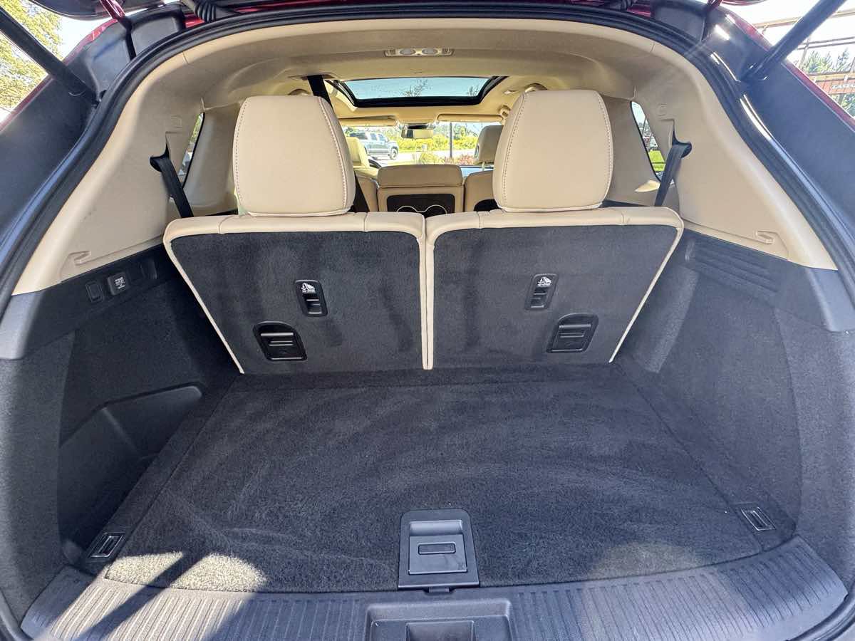 Used 2023 Acura MDX w/ Technology Package FWD image 12