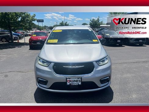 Used 2024 Chrysler Pacifica Touring-L FWD image 13