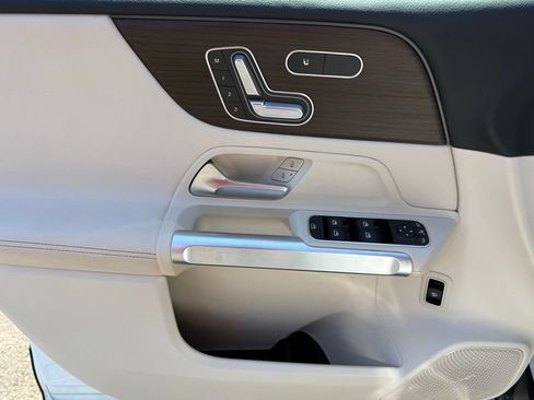 Used 2025 Mercedes-Benz GLB 250 4MATIC image 15