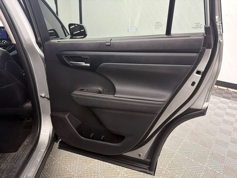 Used 2023 Toyota Highlander XLE FWD image 17