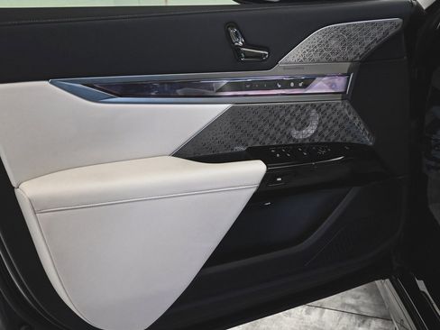 Used 2024 BMW i7 M70 w/ Executive Package image 8