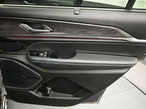 Used 2021 Jeep Grand Cherokee L Overland w/ Luxury Tech Group IV AWD/4WD image 23