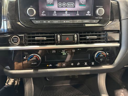 Used 2022 Nissan Pathfinder SV AWD/4WD image 19