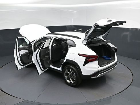 New 2026 Chevrolet Trax LT image 2