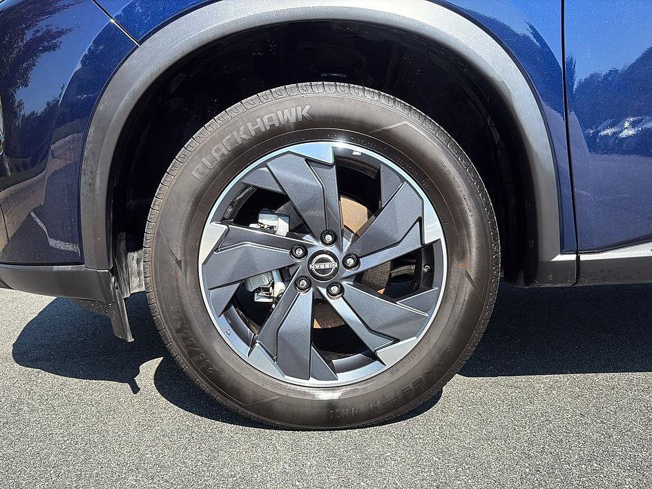 Certified 2025 Nissan Rogue SV FWD image 9