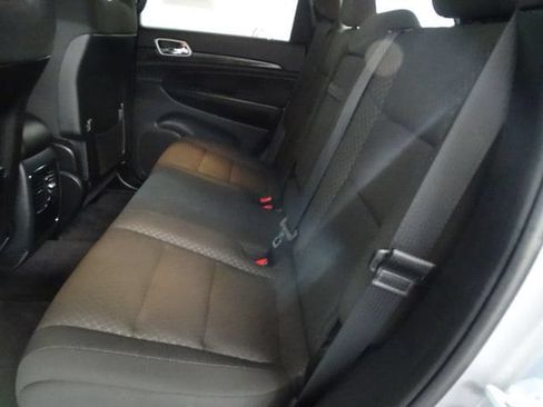 Used 2018 Jeep Grand Cherokee Laredo AWD/4WD image 3
